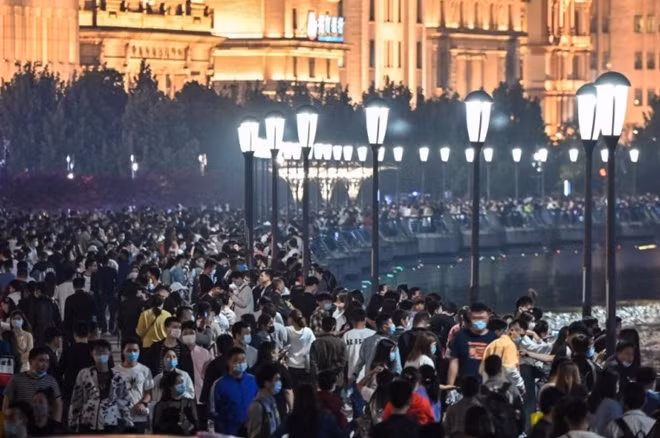 "Biển người" Trung Quốc đi lại cạnh bờ sông Hoàng Phố ở Thượng Hải ngày 1/5. Ảnh: ITN