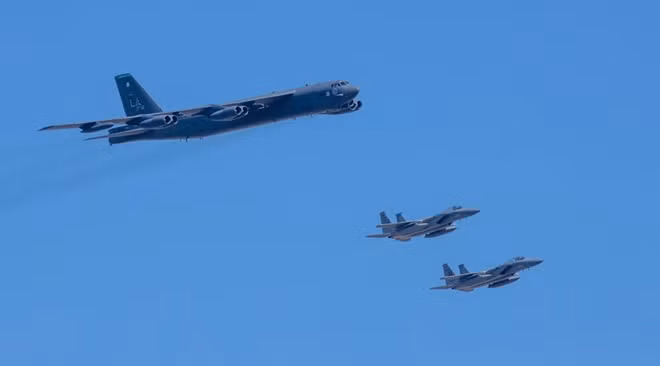 Chiếc B-52 bay cạnh tiêm kích F-15 trên bầu trời New Orleans. Ảnh: Newsweek