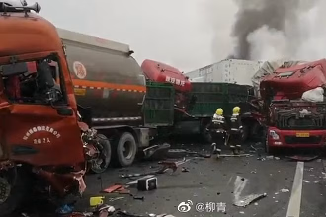 Xe cộ hư hại sau vụ va chạm. Ảnh: SCMP