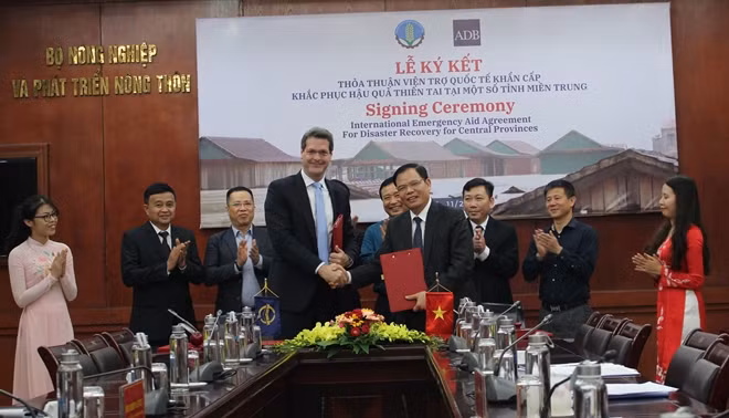 Bộ trưởng NN&PTNT Nguyễn Xuân Cường và Giám đốc ADB Andre Jeffries tại lễ ký kết.