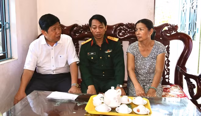 Ông Nguyễn Văn Hùng động viên bác Liên, mẹ Liệt sĩ Quốc.