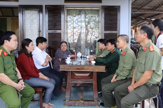 Đoàn công tác trò chuyện, chia sẻ mất mát cùng gia đình đồng chí Nguyễn Văn Bình.