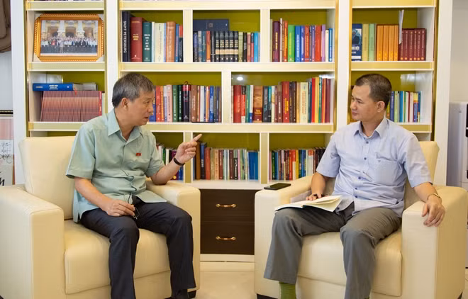 GS Nguyễn Anh Trí trò chuyện cùng Nhà báo Trần Duy Hiển.