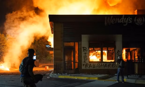 Nhà hàng Wendy ở Atlanta, gần nơi Brooks thiệt mạng, bị thiêu trụi. Ảnh: Reuters Nhà hàng Wendy ở Atlanta, gần nơi Brooks thiệt mạng, bị thiêu trụi. Ảnh: Reuters
