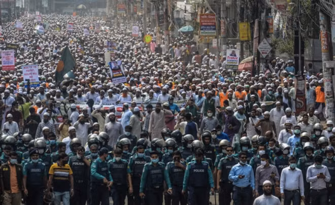 Hàng chục ngàn người xuống đường ở Dhaka để bày tỏ phản đối ông Macron. Ảnh: AlJazeera