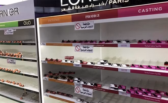 Một siêu thị ở Jordan quyết định dỡ bỏ hàng hoá Pháp khỏi kệ hàng. Ảnh: AlJazeera