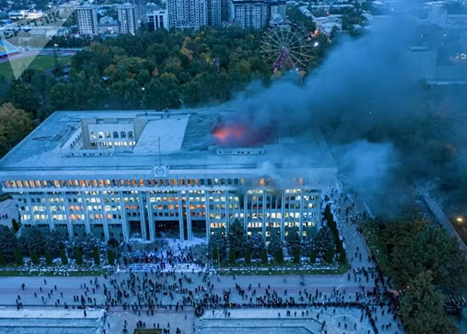 khói bốc lên từ Nhà Trắng Bishkek. Ảnh: Sputnik