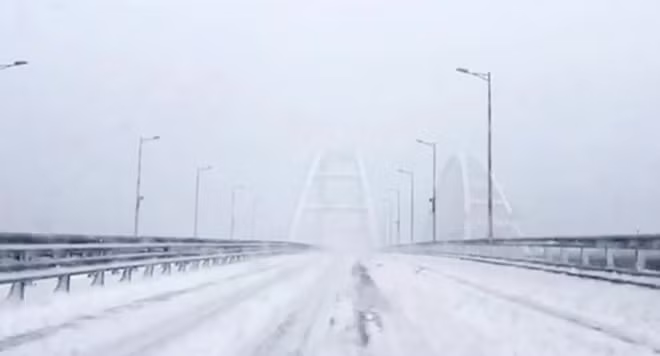 Tuyết phủ kín mặt cầu Kerch. Ảnh: TASS
