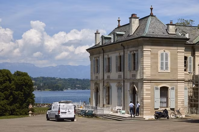 Lực lượng an ninh Thuỵ Sĩ xuất hiện tại Villa La Grange. Ảnh: Reuters