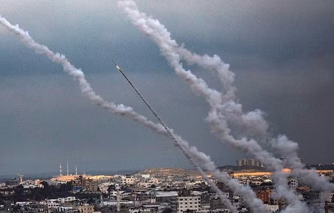 Tên lửa được khai hỏa gần khu vực Dải Gaza. Ảnh: TASS