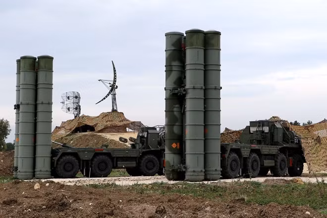 Tên lửa phòng không Nga được triển khai trong căn cứ Hmeymim ở Syria. Ảnh: TASS