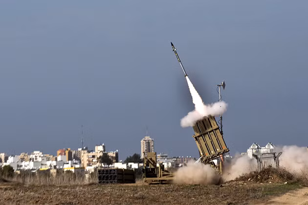 Tên lửa Iron Dome được kích hoạt để đánh chặn rocket phóng từ Dải Gaza. Ảnh: TOI Tên lửa Iron Dome được kích hoạt để đánh chặn rocket phóng từ Dải Gaza. Ảnh: TOI