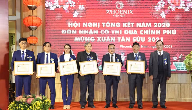 Thứ trưởng Nguyễn Văn Thành trao bằng khen và kỷ niệm chương "Bảo vệ an ninh Tổ quốc" tặng các cá nhân của Tập đoàn Quốc tế Phượng Hoàng.