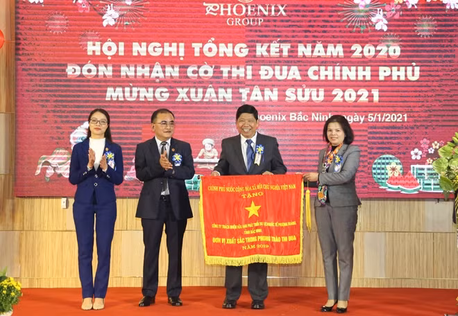 Thừa uỷ quyền của Thủ tướng Chính phủ, Chủ tịch UBND tỉnh Bắc Ninh Nguyễn Hương Giang trao Cờ thi đua Chính phủ tặng Tập đoàn Quốc tế Phượng Hoàng.
