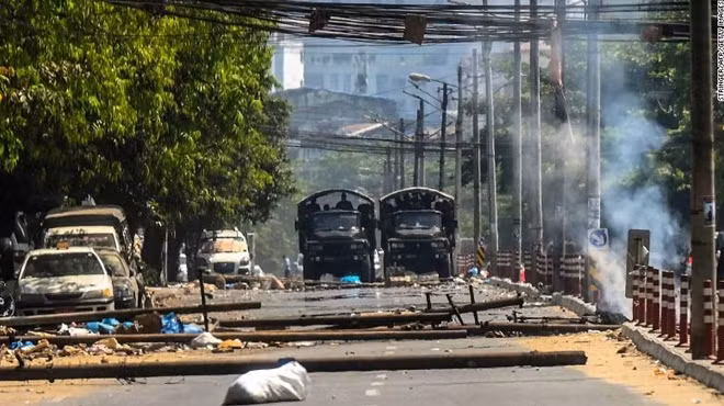 Khung cảnh tan hoang tại một tuyến phố ở Myanmar sau các cuộc biểu tình. Ảnh: CNN