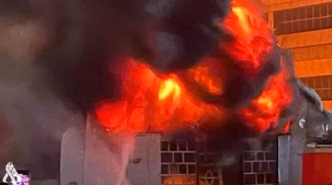 Ngọn lửa bùng lên tại bệnh viện Imam Al-Hussein. Ảnh: ArabNews