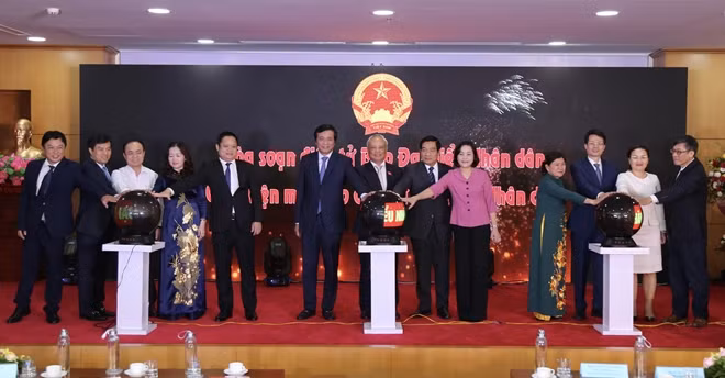 Các đại biểu bấm nút khai trương tòa soạn điện tử và ra mắt giao diện mới của báo điện tử Đại biểu nhân dân.