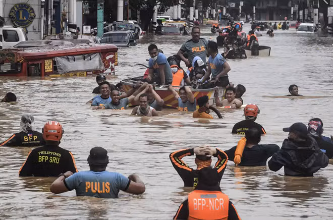 Nước lũ ngập cao tại nhiều thành phố Philippines sau bão Vamco. Ảnh: WP
