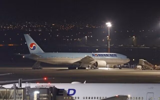 Chiếc máy bay Hàn Quốc bị Israel ép quay đầu sau khi hạ cánh. Ảnh: TOI Chiếc máy bay Hàn Quốc bị Israel ép quay đầu sau khi hạ cánh. Ảnh: TOI