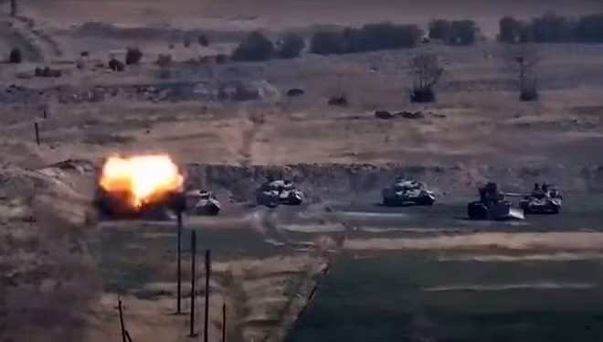 Hình ảnh được cho là xe tăng của Azerbaijan bị bắn tại vùng Nagorno-Karabakh. Ảnh: EPA