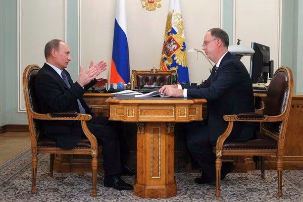 Ông Dmitriyev trao đổi cùng Tổng thống Putin. Ảnh: TASS