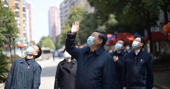 Chủ tịch Trung Quốc Tập Cận Bình vẫy tay chào người dân ở Vũ Hán hôm 10/3. Ảnh: Xinhua