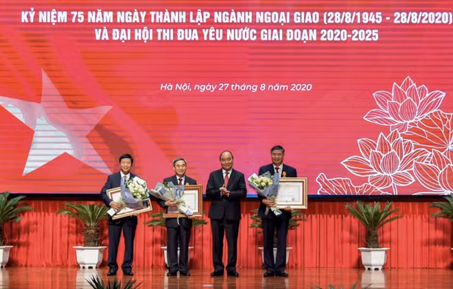 Thủ tướng Nguyễn Xuân Phúc trao Huân chương Độc lập cho các đồng chí nguyên Thứ trưởng Bộ Ngoại giao Nguyễn Quốc Cường, Đoàn Xuân Hưng và Hồ Xuân Sơn.