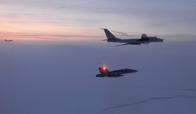 Máy bay Mỹ áp sát máy bay Nga gần Alaska cách đây không lâu. Ảnh: NORAD