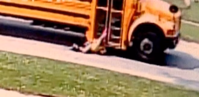 Hình ảnh bé Ally bị kéo lê bởi xe bus của tài xế Sanders. Ảnh: ABCNews