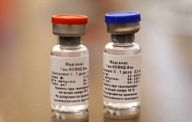 Vaccine COVID-19 của Nga được tiêm hai mũi cách nhau 3 tuần, mũi đầu tiên có nắp màu đỏ và mũi thứ hai có nắp màu xanh nước biển. Ảnh: TASS