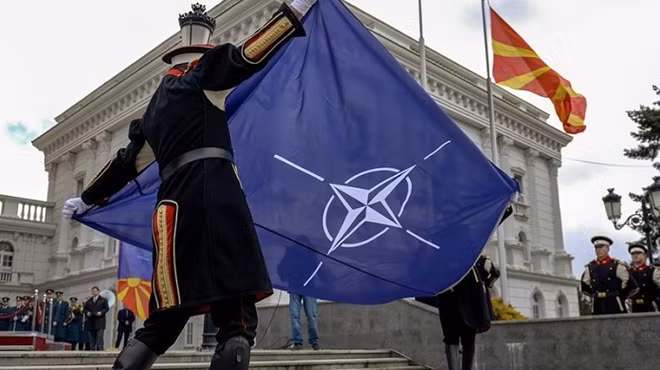 Cờ NATO chuẩn bị được thượng lên ở trụ sở Bộ Quốc phòng Bắc Macedonia. Ảnh: ITN