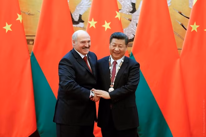 Tổng thống Belarus Lukashenko và Chủ tịch Trung Quốc Tập Cận Bình. Ảnh: BRN