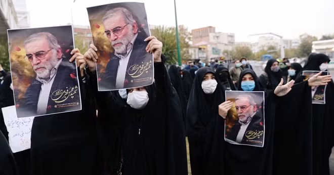 Người dân Iran tuần hành phản đối vụ ám sát nhà khoa học Fakhrizadeh. Ảnh: AlJazeera
