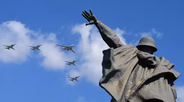 Tu-160 bay cùng máy bay ném bom Tu-22M3. Tu-22M3M là phiên bản nâng cấp tối tân của dòng oanh tạc cơ chiến lược Tu-22M3, được Liên Xô đưa vào hoạt động từ năm năm 1983, với chức năng chủ yếu là tiêu diệt các biên đội tàu sân bay của đối thủ. Nga hiện sở hữu khoảng 500 máy bay loại này trên các sân bay khắp đất nước.