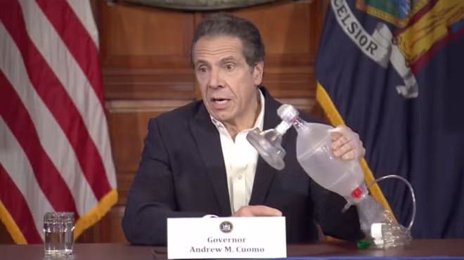 Ông Cuomo cầm trên tay một bộ phận của máy trợ thở. Ảnh: ITN