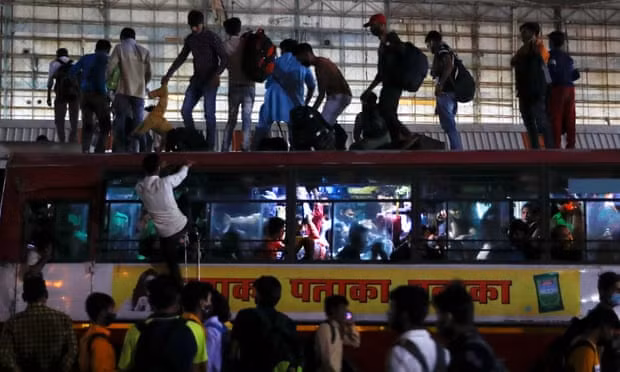 Người dân leo lên nóc xe bus với hi vọng được đưa ra khỏi thành phố, nơi dịch bệnh hoành hành. Ảnh: Daily Beast