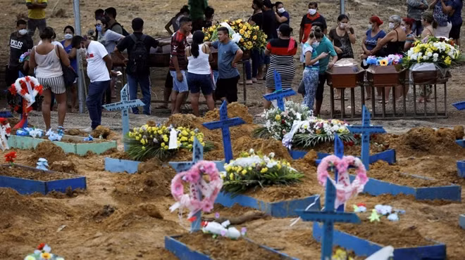 Các nghĩa trang ở Brazil quá tải vì số người chết quá nhiều. Ảnh: Getty Images