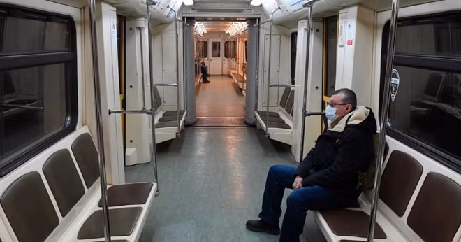 Tàu điện ngầm tại Moscow vắng ngắt vì lệnh hạn chế đi lại ngăn COVID-19. Ảnh: TASS