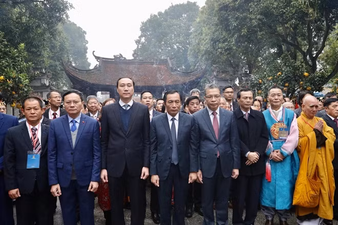 Đoàn kiều bào chuẩn bị thực hiện nghi lễ dâng hương tại Đền Đô, Bắc Ninh.