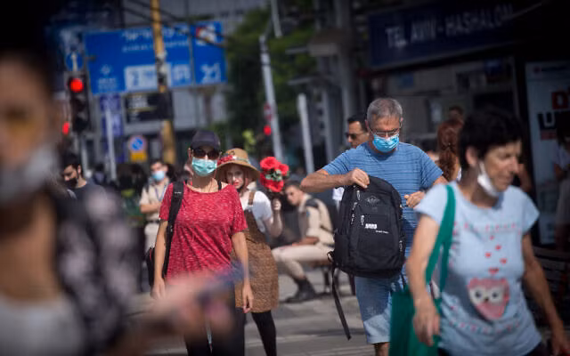 Người Israel đeo khẩu trang trên đường phố Tel Aviv. Ảnh: Times of Israel