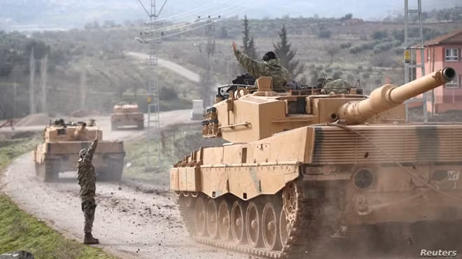 Xe tăng Thổ Nhĩ Kỳ ùn ùn tiến vào lãnh thổ Syria.