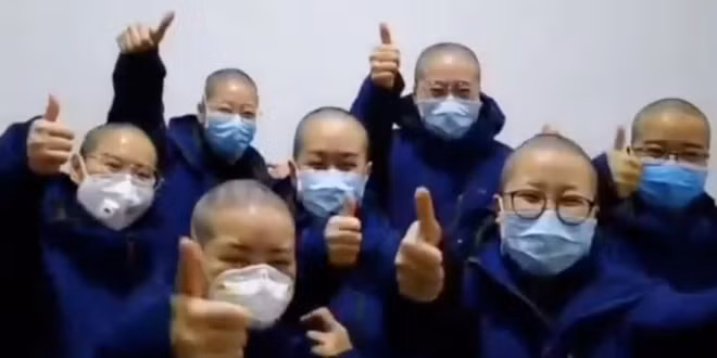 Các y tá tới từ Thiểm Tây cắt sạch tóc trước khi tới Vũ Hán. Ảnh: ITN