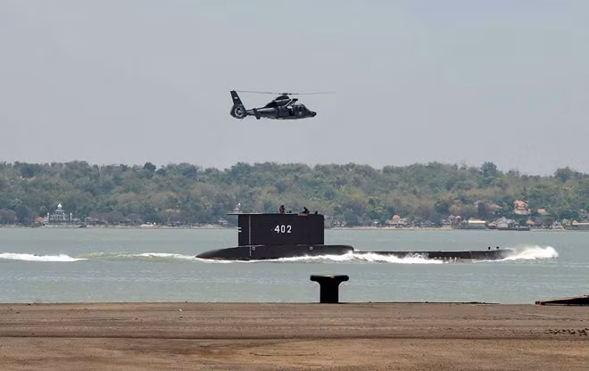 Tàu ngầm KRI Nanggala 402 trước khi mất tích. Ảnh: AP