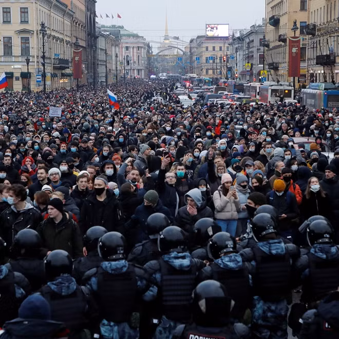 Đám đông biểu tình ủng hộ Navalny ở Nga. Ảnh: NYT