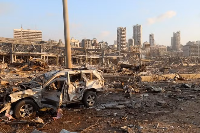 Khung cảnh đổ nát ở thủ đô Beirut sau vụ nổ kho hoá chất. Ảnh: Reuters