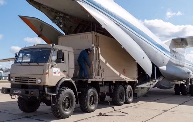 Hàng viện trợ cho Italia được đưa lên vận tải cơ ở Nga. Ảnh: BQP Nga
