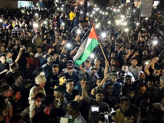 Người Palestine đổ ra đường ăn mừng. Ảnh: Reuters Người Palestine đổ ra đường ăn mừng. Ảnh: Reuters