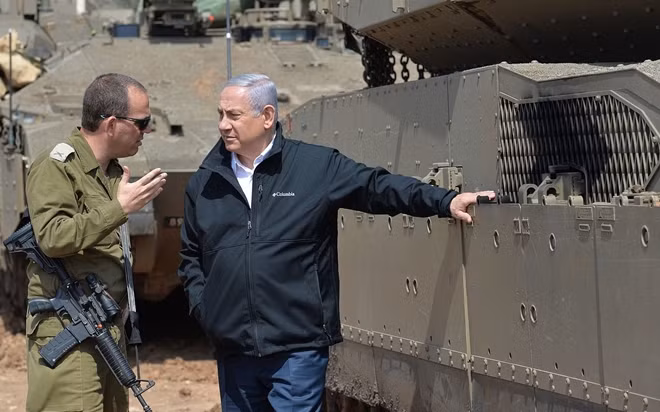 Ông Netanyahu trò chuyện cùng binh sĩ Israel khi thăm một căn cứ quân sự gần Dải Gaza. Ảnh: ITN