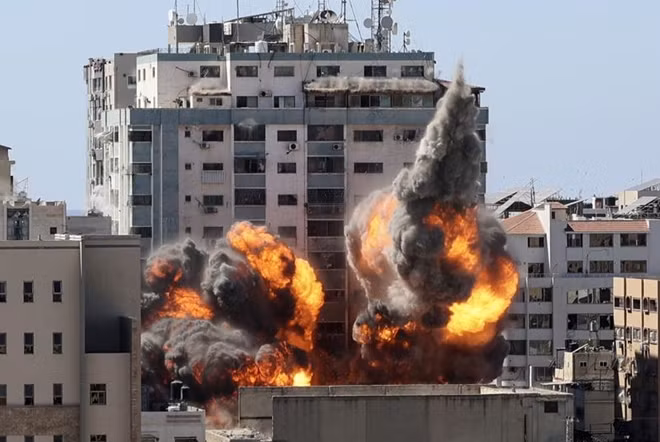 Tên lửa Israel đánh trúng nhà cao tầng ở Dải Gaza. Ảnh: AP