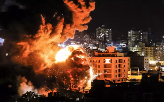 Lửa, khói bốc lên từ hiện trường một vụ không kích Gaza do Israel thực hiện. Ảnh: France24
